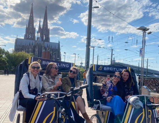 Champagnerfahrt - Foto von Gästen bei der Rikschafahrt